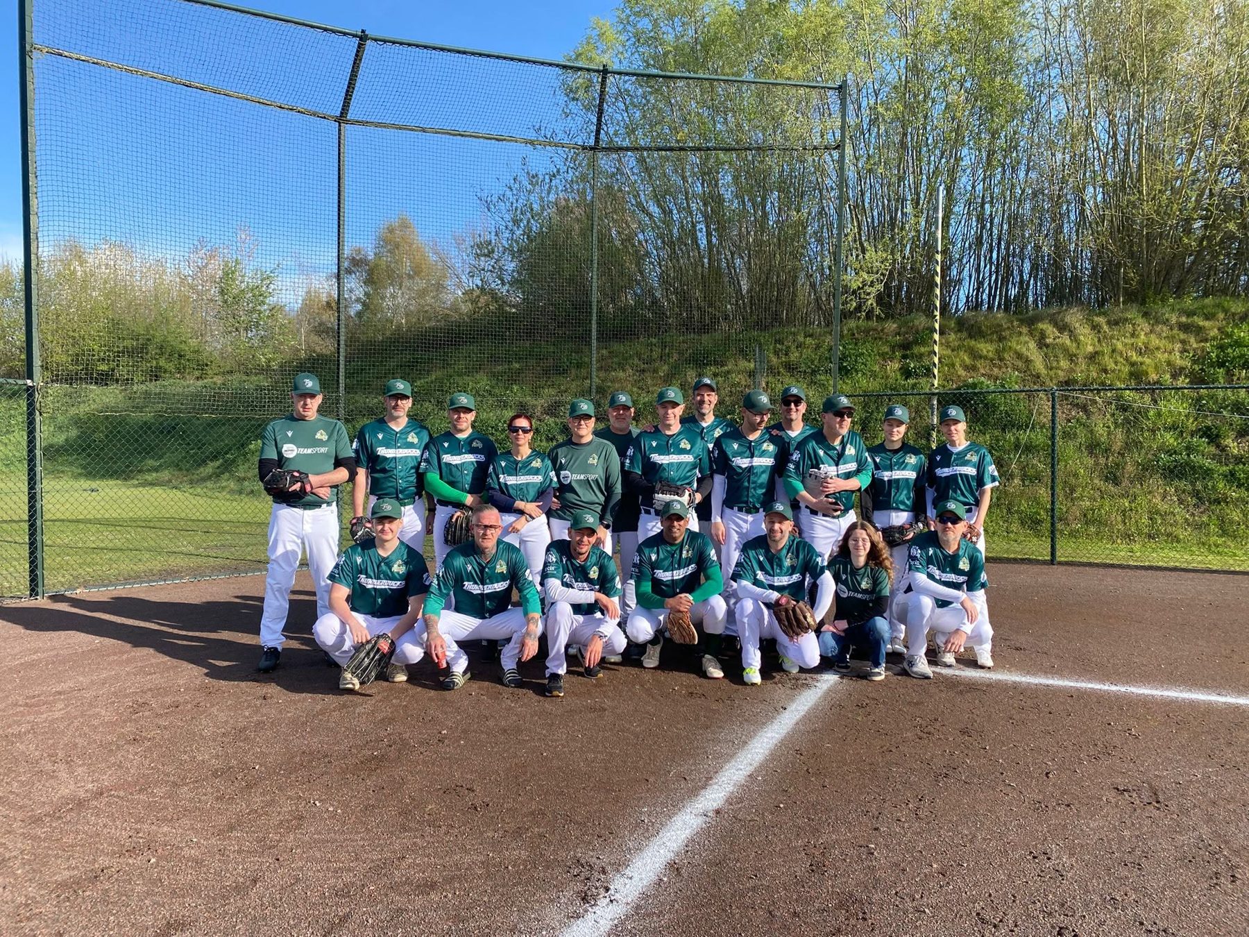 Teamfoto auf dem Spielfeld vor dem Fangnetz
