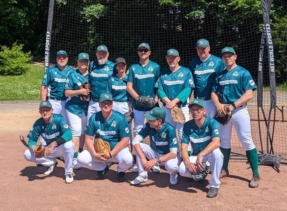 Teamfoto mit Handschuhen vor dem Batting-Cage