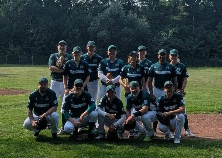 Team im Dugout-Bereich im Sommer
