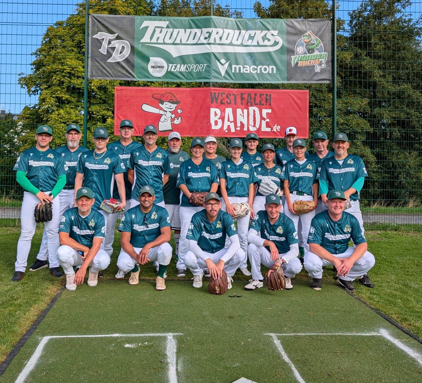Teamfoto der Hausdülmen Thunderducks in grünen Trikots, in zwei Reihen vor dem Banner