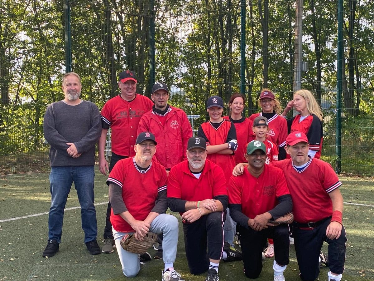 Teamfoto der Thunderducks in roten Trikots auf dem Platz